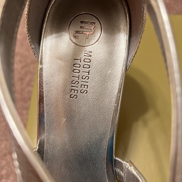 Mootsie Tootsies Silver Sandals with Heel, Size 8.5 - Picture 4 of 7